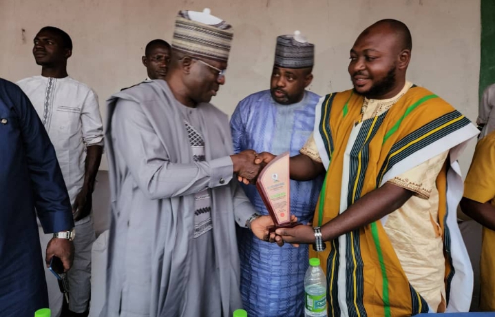 Left, Omachi Atta Igala', Chief Kashim Akor been honored by Igala youth forum, Ankpa federal constituency, Kogi state.