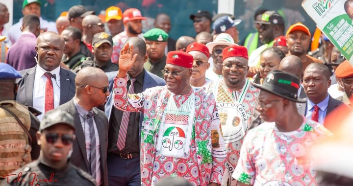 The senate minority leader, Senator Phillip Aduda behind the PDP presidential candidate Atiku Abubakar during the party's campaign rally in Asaba, Delta state on Tuesday