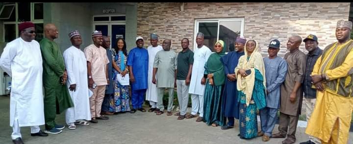 The APC senatorial candidate in FCT, Hon Zakari Angulu Dobi (m) in a group photograph with members of the campaign council shortly after their inauguration in Abuja on Tuesday.