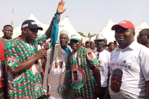 FCT PDP chairman, raised hands of leader of APC after he received over 320 APC members to PDP in Gwagwalada on Saturday