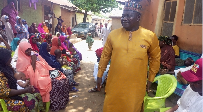 The member representing Toto/Gadabuke constituency at the Nasarawa State House of Assembly, and candidate of governing All Progressives Congress, APC, Hon Usman Labaran Shafa delivery his speech when he visited some polling units in Toto town on Thursday