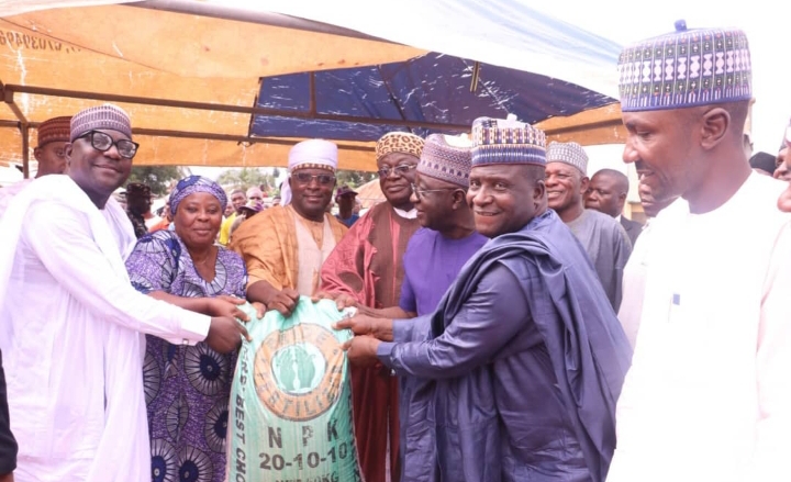 Nasarawa Lawmaker, Ven-Bawa distributes 900 bags of fertilizers worth over N8million to constituents to enhance food security.