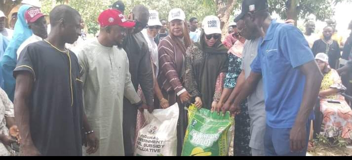 Kogi Election: Hajia Zainab Jibrin distributes materials, cash to Uhana, Akpogu Communities.
