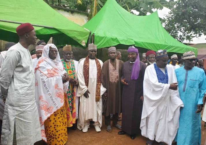 Chairman Kogi State Civil Service Commission, Hon (Barr) Muhammed Musa Tanko Osuku in a group photograph with Islamic Clerics, prominent sons and daughters of Igu-Kotonkarfe Kingdom