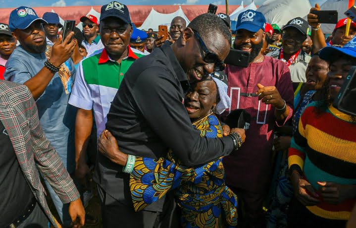Dr Asue Ighodalo exchanging pleasantry with Edo people