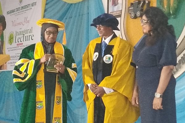 The Vice Chancellor of Nasarawa State University presents a plaque of honour to Prof. Charles Nwekeaku at the 47th inaugural lecture.