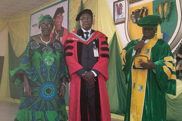 From R-L: DVC administration, Lafia, Prof. Theophilus Lagi presenting an award to the Inaugural Lecturer, Prof. Andrew Nkom (M) and his lovely wife (L)