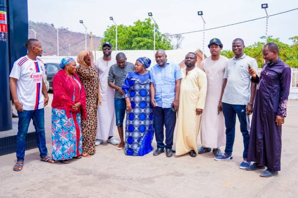 Senator Sunday Steve Karimi's delegation distributing food items to Lokoja/ Kogi Federal Constituency