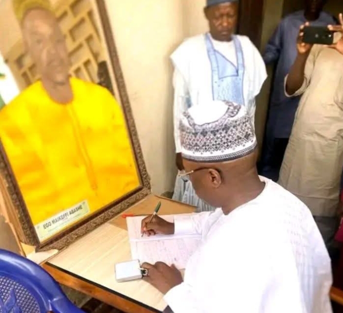 Accountant General of Nasarawa State and Chairman of the Forum of Former Lawmakers, Rt. Hon. Dr. Musa Ahmed Mohammed at residence of late Clerk Abashe