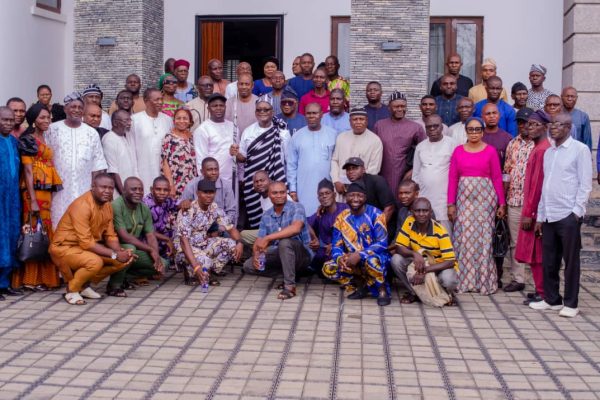 Immediate past Governor of Benue State, Chief Samuel Ortom in a group photograph with delegation of Sankera PDP stakeholders when they paid him a solidarity visit