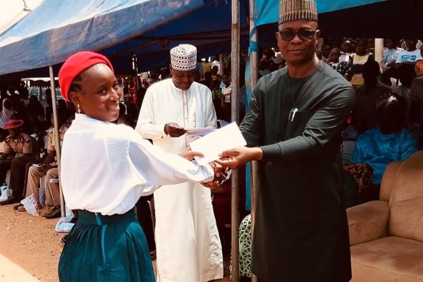 Kokona LGA Chairman, Agbawu Mek Distributes School Materials to Commemorate Children’s Day Kokona Chairman Agbawu Mek Agbawu presenting gift to Government girls science secondary schools Garaku.