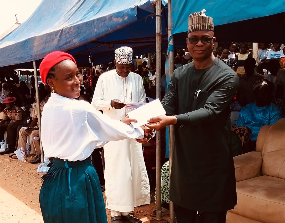Kokona Chairman Agbawu Mek Agbawu presenting gift to Government girls science secondary schools Garaku.