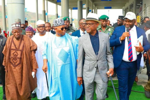 Kugbo, Mabushi bus, taxi terminals to process 20,000 passengers daily From Left: Dr. Ganduje, Senator Akpabio and Minister Wike