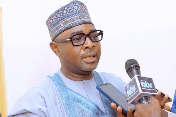Maikaya Boosts Night Trading in Nasarawa with Solar Power Donation Dr. Musa Muhammed Maikaya (Ciroman Toto), the Governorship aspirant of APC in Nasarawa State