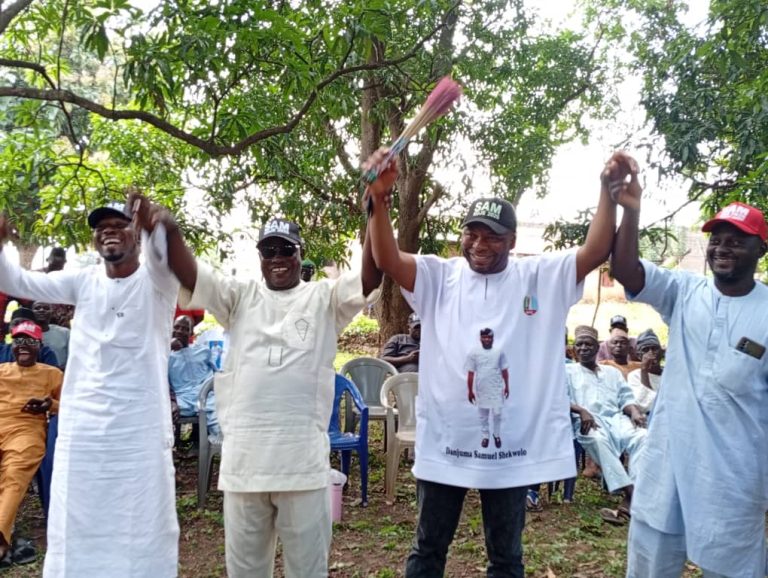 The Kuje APC chairmanship candidate Hon Danjuma Samuel Shekwolo (m) during thank you tour to Rubochi ward of the council on Friday.
