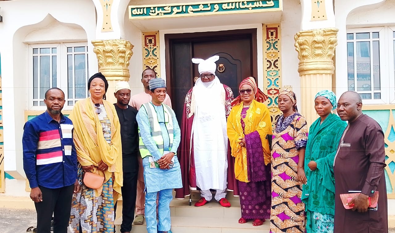 Zonal director of NOA, Princess Dr. Priscilla Gondoaluor alongside staff in a group photograph with the emir of Keffi.