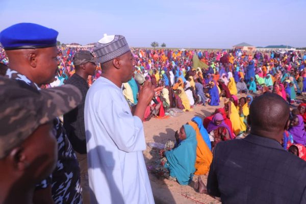 Zulum distributes food items to 18,000 families in Dikwa after bird strike .. Borno State Governor Babagana Umara Zulum