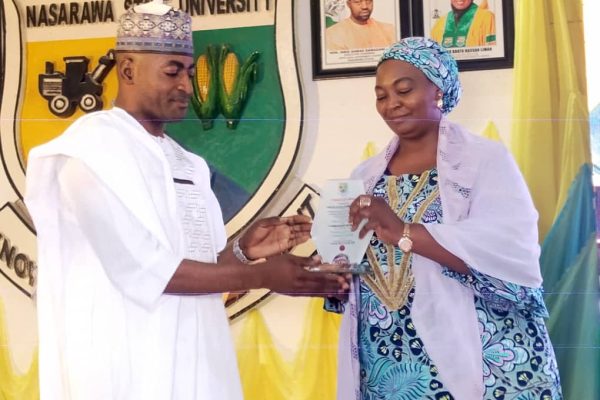 Amb. Alewa Akawu, others Honoured at NSUK Research and Exhibition Event Amb. Alewa Akawu Nasiru, receiving an award from the VC of NSUk