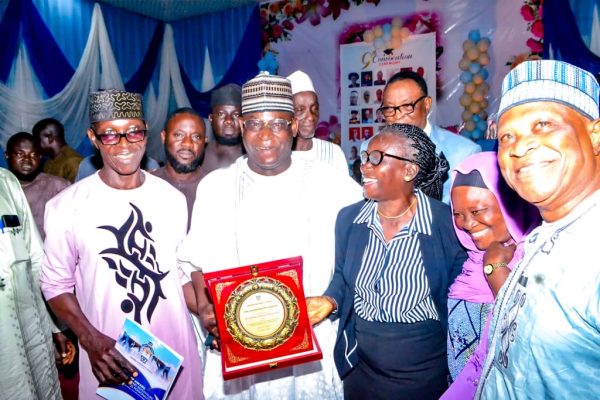 Dr. Tajudeen Ibrahim wins Federal University Lokoja’s Education Famous Award Dr. Tajudeen Ibrahim Bisimillahi displaying his award