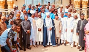 Nasarawa West youth in a group photograph with the emir of Keffi.