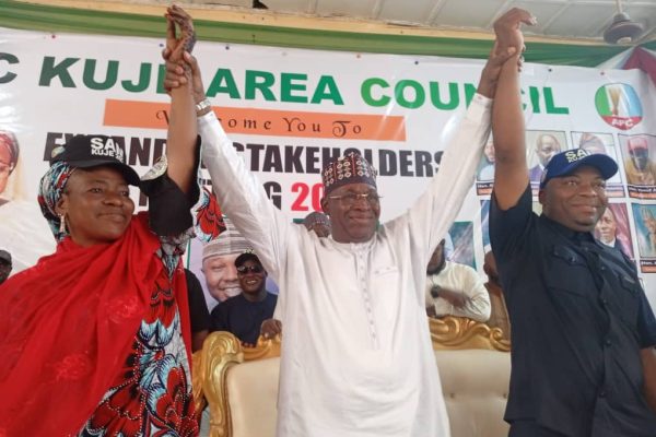 Senator Usman Jibrin Wowo endorsed the APC Chairmanship candidate Hon Samuel Danjuma Shekwolo and his running Hajiya Asabe Boyi during the party's stakeholders meeting in Kuje