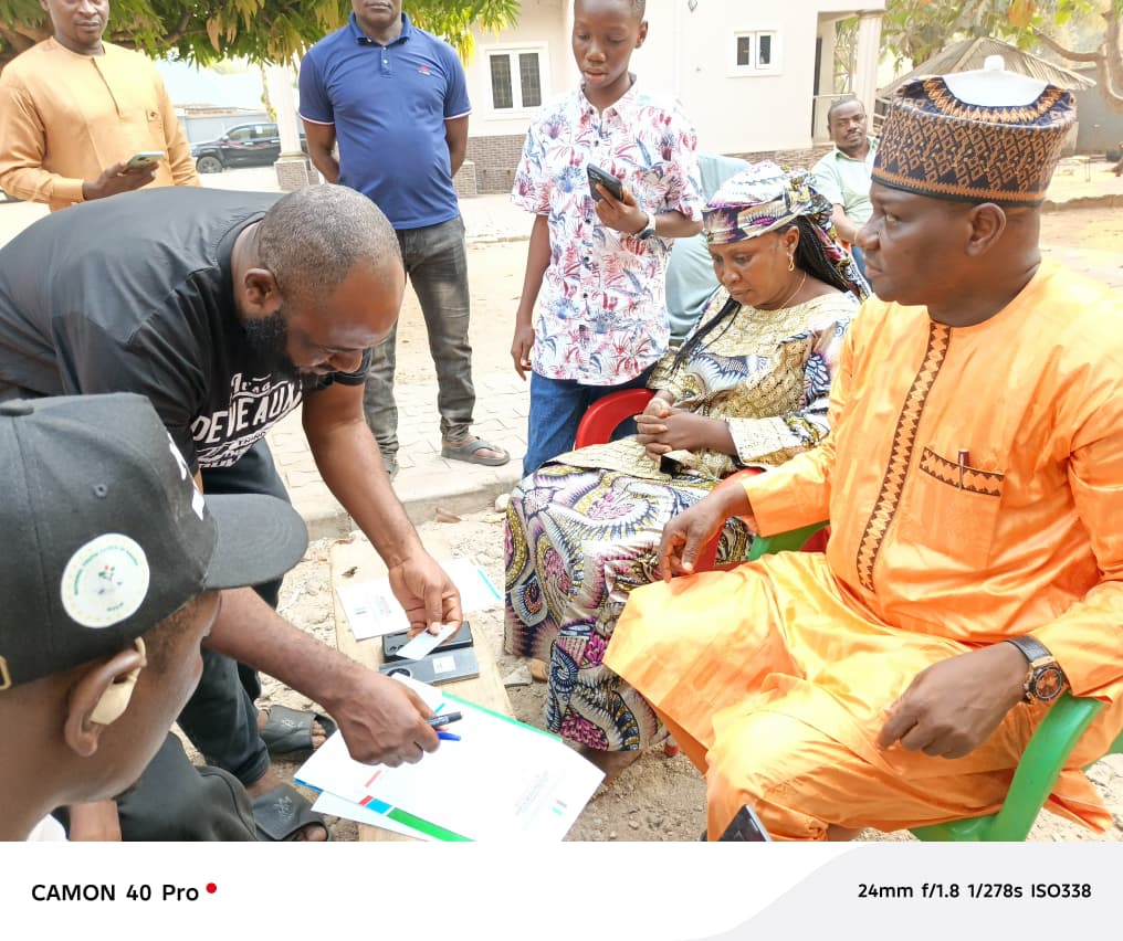 Speaker of the Nasarawa State House of Assembly, Rt. Hon. Danladi Jatau Ph.D and his wife, Theresa Kaka Danladi Jatau being attended to by APC E-Registration officials