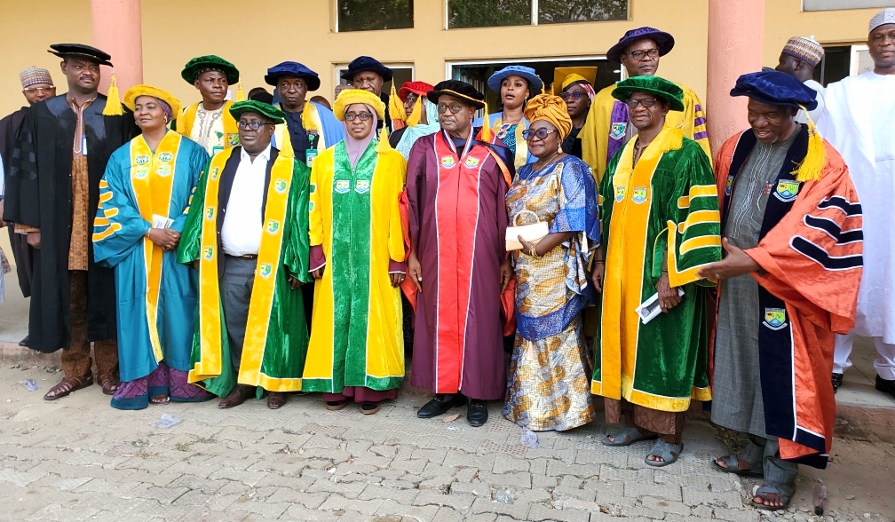 The VC, together with other Academic staff of the institution in a group photograph.