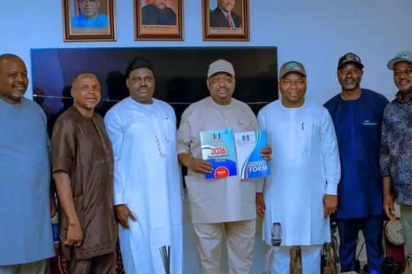 Senator Philip Aduda (m) with the council chairmen while displaying the nomination/expression of interest forms.