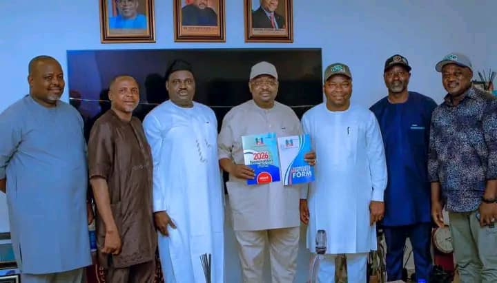 Senator Philip Aduda (m) with the council chairmen while displaying the nomination/expression of interest forms.