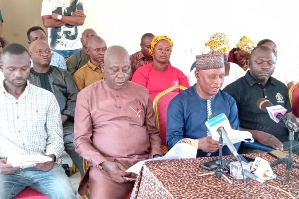 Engr. James Bashayi, National president, Mada Development Association with other officers during the press conference in Akwanga.