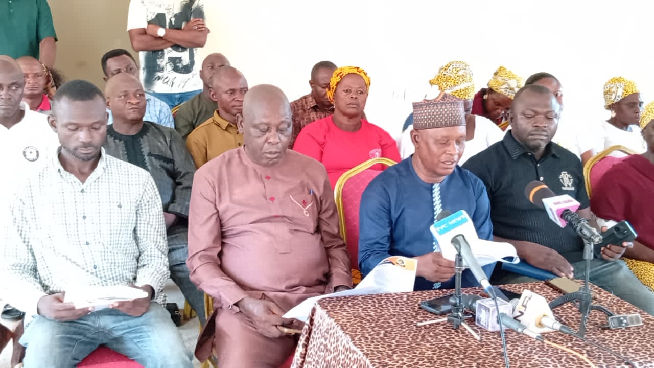 Engr. James Bashayi, National president, Mada Development Association with other officers during the press conference in Akwanga.