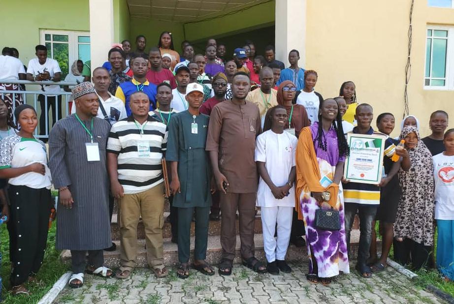 NANS officials, Nasarawa State, as well as students from College of Education, Akwanga in a group photograph.