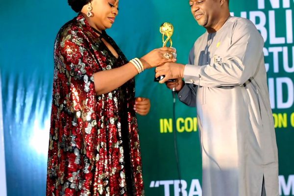 Kogi State Coordinator of the Agro-Climatic Resilience in Semi-Arid Landscapes (ACReSAL) project, Ladi Ahmed Jatto receiving her award