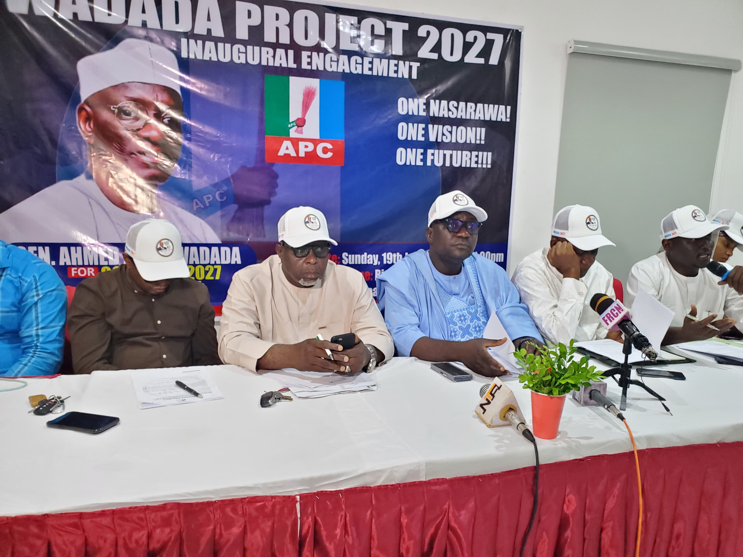 Chairman of the Wadada Project advisory council 2027, Hon. Kwanta Yakubu as well as Other members of the committee.
