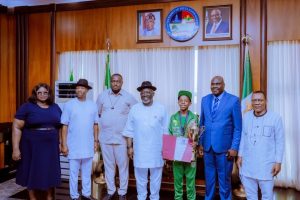 Delta State Governor Sheriff Oborevwori presents a ₦20 million reward to World Spelling Bee champion Great Chinedu Okediashi in Asaba.