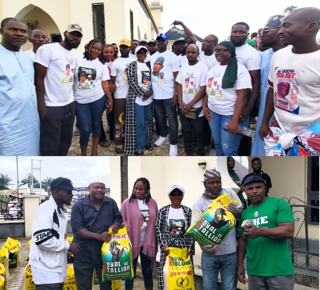Hon. Khalid Yusuf Sule presenting cash and bags of rice to representatives of youth groups during an empowerment programme in Gudi, Akwanga LGA, Nasarawa State.