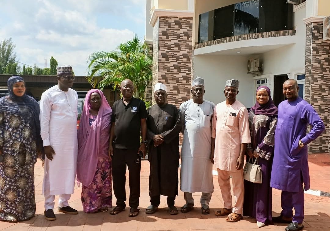 Former Speaker of Nasarawa State House of Assembly, Rt. Hon. Ibrahim Balarabe Abdullahi in group picture with Hon. Muhammed Muntaka and his family members when they visited him in Lafia, on Monday