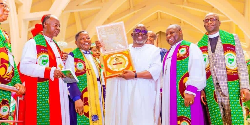 Hon. Jonathan Ukodhiko congratulates Governor Sheriff Oborevwori on his Christian Icon Award from CAN.